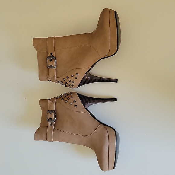 NWOT - LUICHINY w/so much detail Bootie - Picture 2 of 11